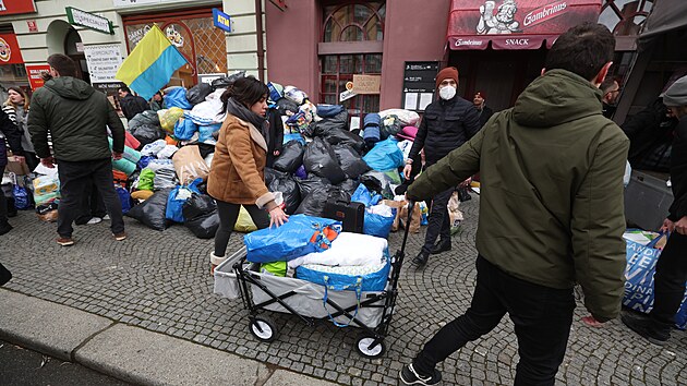 Lidé se v Praze úèastní sbírek na podporu Ukrajincù. Donáší obleèení, hygienu i jídlo (26. února 2022).