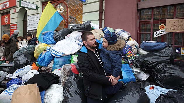 Lidé se v Praze úèastní sbírek na podporu Ukrajincù. Donáší obleèení, hygienu i jídlo (26. února 2022).