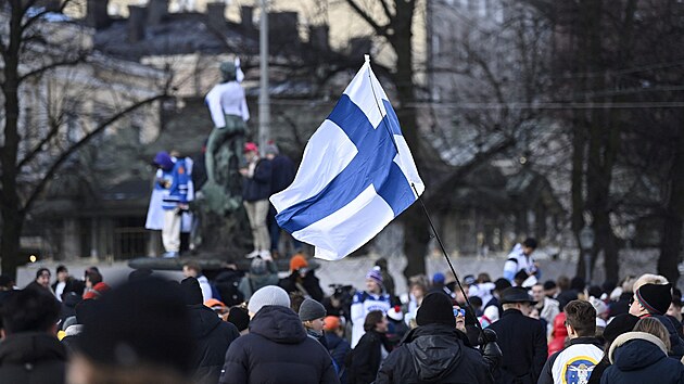 Finští fanoušci se v Helsinkách za brzkých ranních hodin radují z triumfu hokejistù na hrách v Pekingu.