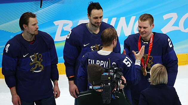 Zkušený kapitán finských hokejistù Valtteri Fillpula (51) pøedává svým spoluhráèùm zlaté medaile. Ruku si podává s bekem Villem Pokkou (2), vedle nìhož dále stojí kolegové z obrany Niklas Friman (3) a Mikko Lehtonen (4).