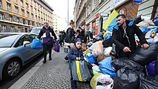 Lidé se v Praze úèastní sbírek na podporu Ukrajincù. Donáší obleèení, hygienu i...