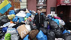 Lidé se v Praze úèastní sbírek na podporu Ukrajincù. Donáší obleèení, hygienu i...
