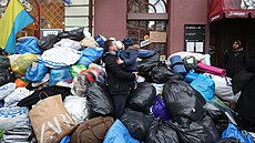 Lidé se v Praze úèastní sbírek na podporu Ukrajincù. Donáší obleèení, hygienu i...