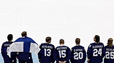 Finští hokejisté bìhem ceremoniálu po vítìzství v olympijském finále