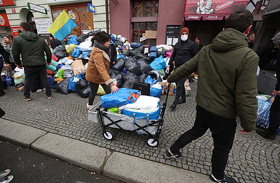 Lidé se v Praze úèastní sbírek na podporu Ukrajincù. Donáší obleèení, hygienu i...