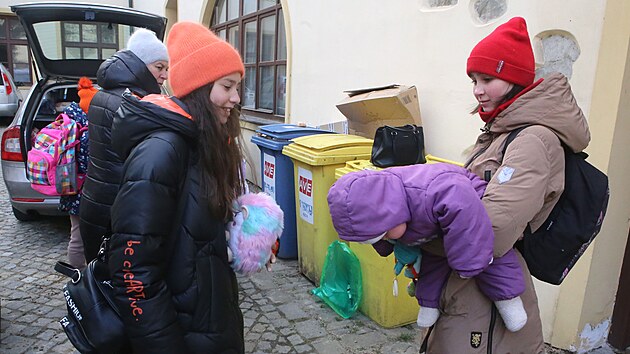 Ukrajinští uprchlíci si v sídle olomoucké Arcidiecézní charity odpoèinula pøed další cestou do Vyšních Lhot.