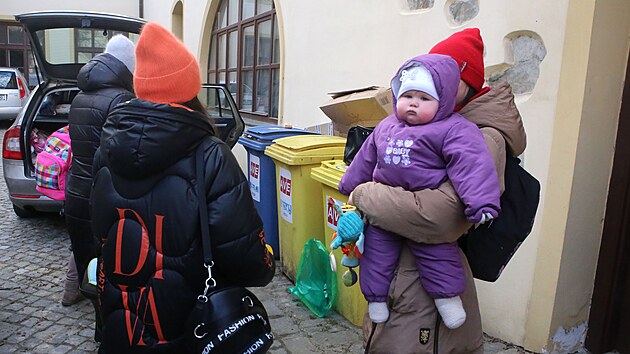 Ukrajinští uprchlíci si v sídle olomoucké Arcidiecézní charity odpoèinula pøed další cestou do Vyšních Lhot.
