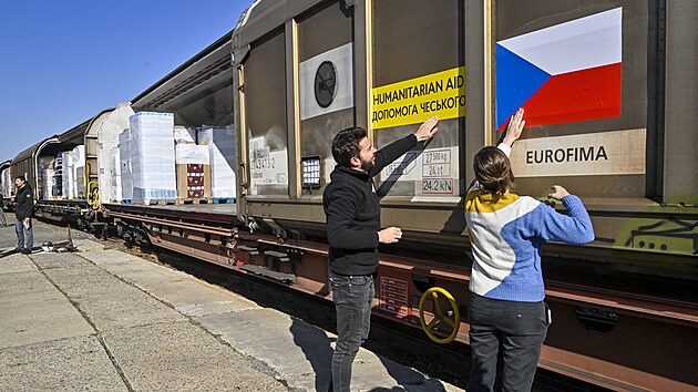 Nakládka prvního humanitárního vlaku do válkou zmítané Ukrajiny (1. bøezna 2022)