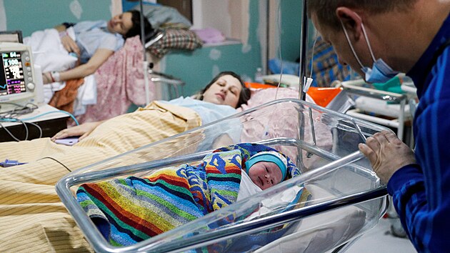 Ukrajinky rodí v krytech uprostøed ostøelování v porodnicích, ale i ukryté v...