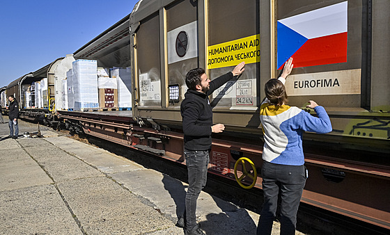 Nakládka prvního humanitárního vlaku do válkou zmítané Ukrajiny (1. bøezna 2022)