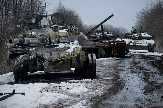 Ohoøelý ruský tank a ukoøistìné tanky v Sumské oblasti v severovýchodní...