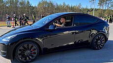 Jeden z prvních zákazníkù v novém model Y vyjíždí ze závodu automobilky Tesla v...