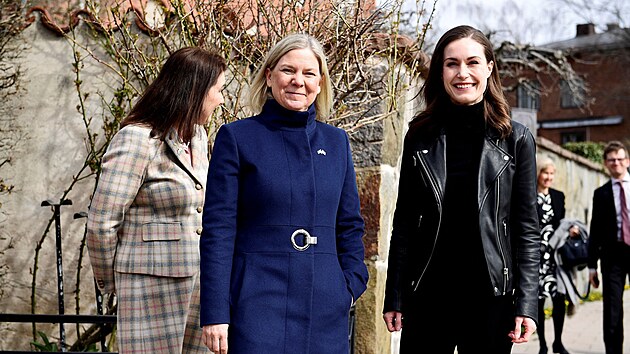 Švédská premiérka Magdalena Andersonová (vlevo) a premiérka Finska Sanna Marinová jednaly ve Stockholmu o bezpeènostní situaci v souvislosti s ruskou invazí na Ukrajinu. (13. dubna 2022)