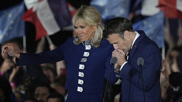 Emmanuel Macron s chotí Brigitte po vítìzství ve francouzských prezidentských volbách (24. dubna 2022)