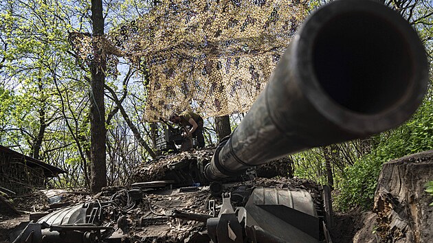 Ukrajinští vojáci opravují tanky po bojích proti ruským jednotkám v Donìcké oblasti na východní Ukrajinì. (27. dubna 2022)