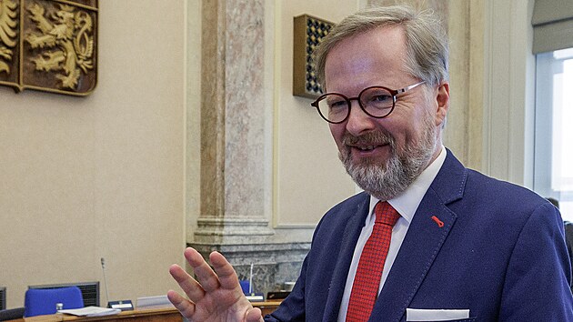 Premiér Petr Fiala pøichází na jednání vlády. (13. dubna 2022)