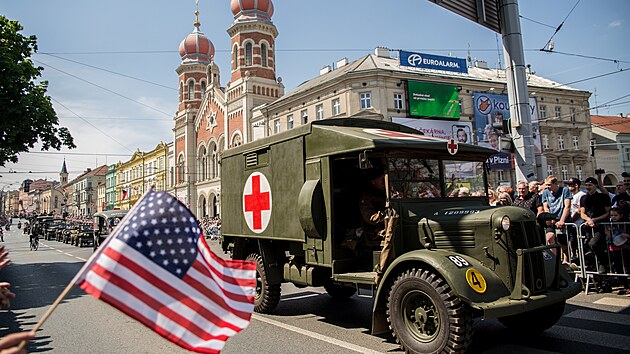 Plzní projel Convoy of Liberty, který pøipomnìl konec druhé svìtové války. (8. kvìtna 2022)