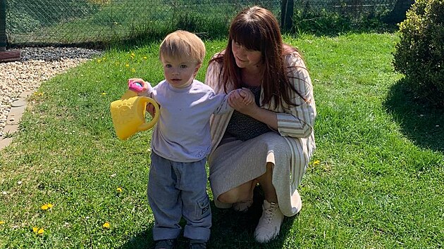 Oksana Èernij s jedním ze svých vnukù na zahradì u domu v Èesku, kde aktuálnì žije.