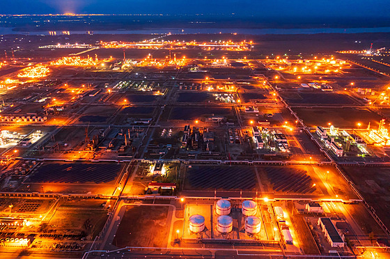 Obøí ropná rafinerie spoleènosti Lukoil ve Volgogradu  (3. bøezna 2022)