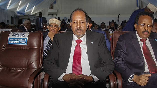 Hassan Sheikh Mohamoud pøi volbì prezidenta v hangáru na letišti v somálském Mogadišu. Vpravo dosavadní hlava státu Mohamed Abdullahi Mohamed (15. kvìtna 2022)