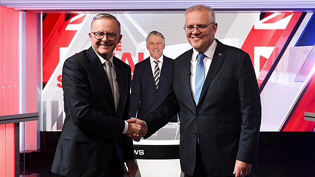 Lídr australských labouristù Anthony Albanese (vlevo) a konzervativní premiér Scott Morrison pøi pøedvolební debatì (11. kvìtna 2022)