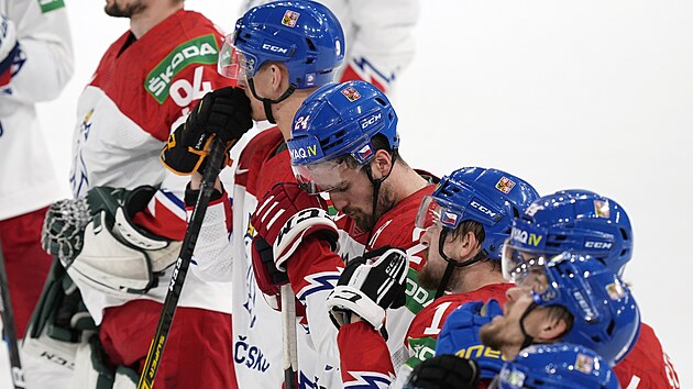 Zklamaní èeští hokejisté po prohøe v semifinále s Kanadou.