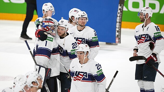 Smutní ameriètí hokejisté po prohraném zápasu o bronz