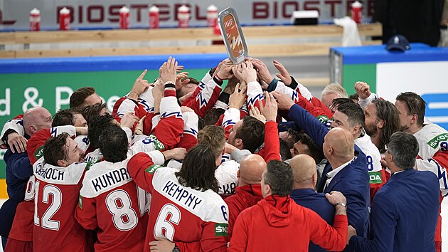 Èeští hokejisté køepèí s bronzovou plaketou pro tøetí nejlepší tým 85. mistrovství svìta ve Finsku 2022.