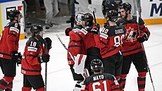 Kanadští hokejisté oslavují postup do finále svìtového šampionátu.
