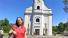 Spisovatelka Karin Lednická stojí pøed „svým“ kostelem.