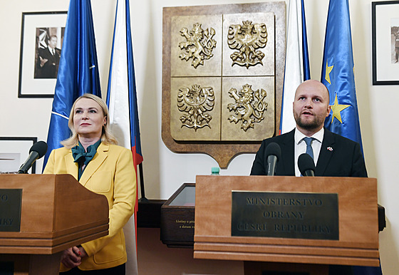 Ministøi obrany ÈR a Slovenska Jana Èernochová a Jaroslav Naï vystoupili na...