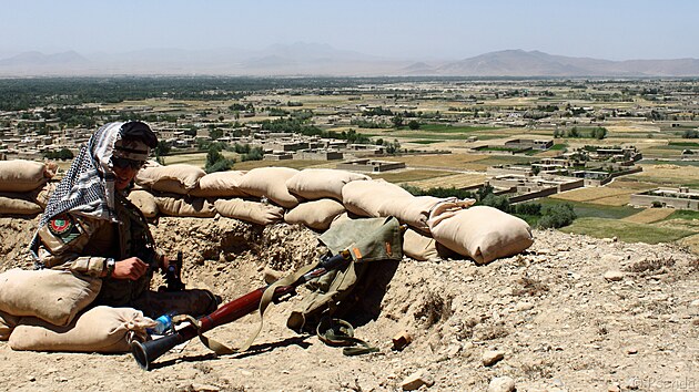 Èeští vojáci hlídkují v afghánské provincii Vardak. Ostré slunce, rozžhavený písek a prach umìl hlídku na pozorovacím stanovišti øádnì ztížit.