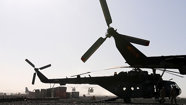 Èeské vrtulníky Mi-171Š na základnì Šarana v afghánské provincii Paktíka (18. prosince 2010)