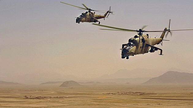 Kandahár. Afghánské vrtulníky Mi-35 bìhem výcvikového letu s èeskými instruktory (øíjen 2009)