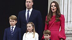 Princ George, princ William, princezna Charlotte, princ Louis a vévodkynì Kate...