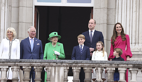 Vévodkynì Camilla, princ Charles, královna Alžbìta II., princ George, princ...