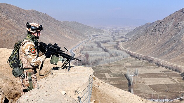 Èeský voják støeží strategickou soutìsku Tangi-Wahjan jižnì od Kábulu. Tudy kráèely dìjiny Afghánistánu až tak daleko, kam pamì sahá.