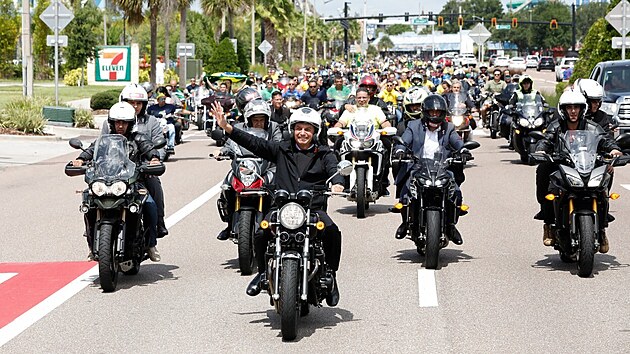 Brazilský prezident Jair Bolsonaro uspoøádal v americkém Orlandu motocyklovou jízdu. (11. èervna 2022)
