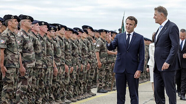Emmanuel Macron na vojenské základnì Mihaila Kogalniceanua s rumunským prezidentem Klausem Iohannisem (15. èervna 2022)