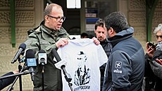 Starosta polského Pøemyšlu ukazuje Matteu Salvinimu trièko s Putinem, které...
