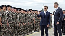 Emmanuel Macron na vojenské základnì Mihaila Kogalniceanua s rumunským...