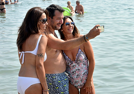 Šéf Ligy Matteo Salvini na pláži nedaleko Ravenny (31. èervence 2020)