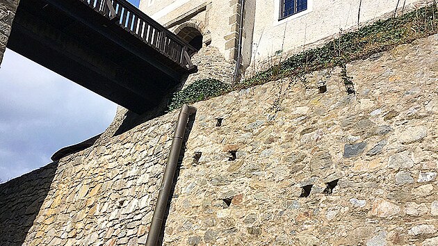 Jihozápadní brána hradu Nové Hrady.  Hrad je zvláštní tím, že má pøístup a brány na dvou stranách (i na východì) a kupci jím mohli na obchodní cestì projet.