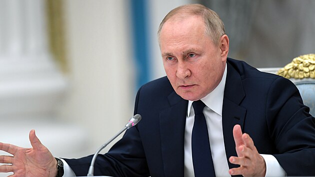 Ruský prezident Vladimir Putin gestikuluje pøi projevu k poslancùm Státní dumy...