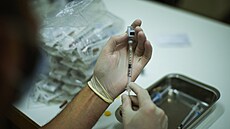 Zdravotník pøipravuje injekèní støíkaèky s vakcínami proti opièím neštovicím v...