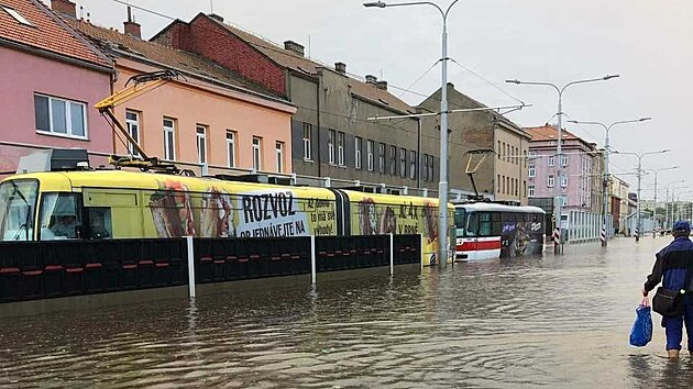 Po prudkém dešti byla v Brnì zatopená Plotní ulice u autobusového nádraží Zvonaøka. (27. srpna 2022)