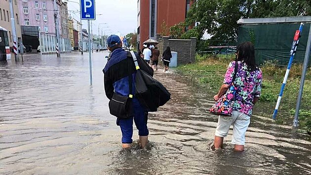 Po prudkém dešti byla v Brnì zatopená Plotní ulice u autobusového nádraží Zvonaøka. (27. srpna 2022)