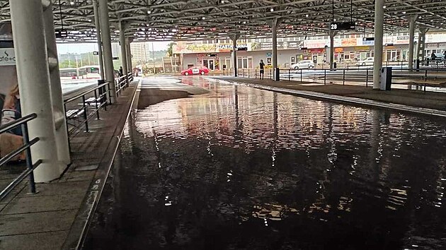 Po prudkém dešti bylo plno vody i na autobusovém nádraží Zvonaøka. (27. srpna 2022)