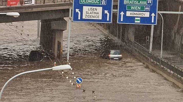 Prudký déš zatopil i ulici Kolištì nedaleko brnìnského hlavního nádraží. (27. srpna 2022)