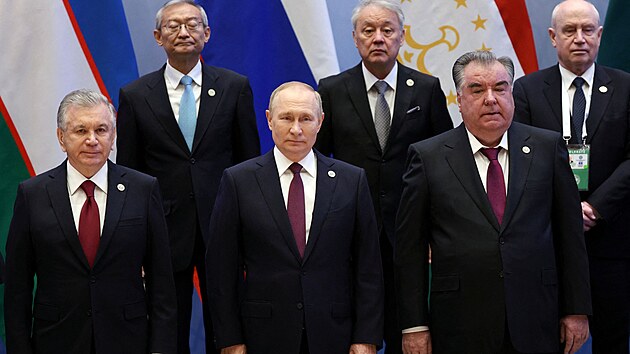 Vladimir Putim se na Summitu pøedstavitelù Šanghajské organizace pro spolupráci (SCO) v uzbeckém Samarkandu setkal i s èínským prezidentem Si in-pchingem. (16. záøí 2022)